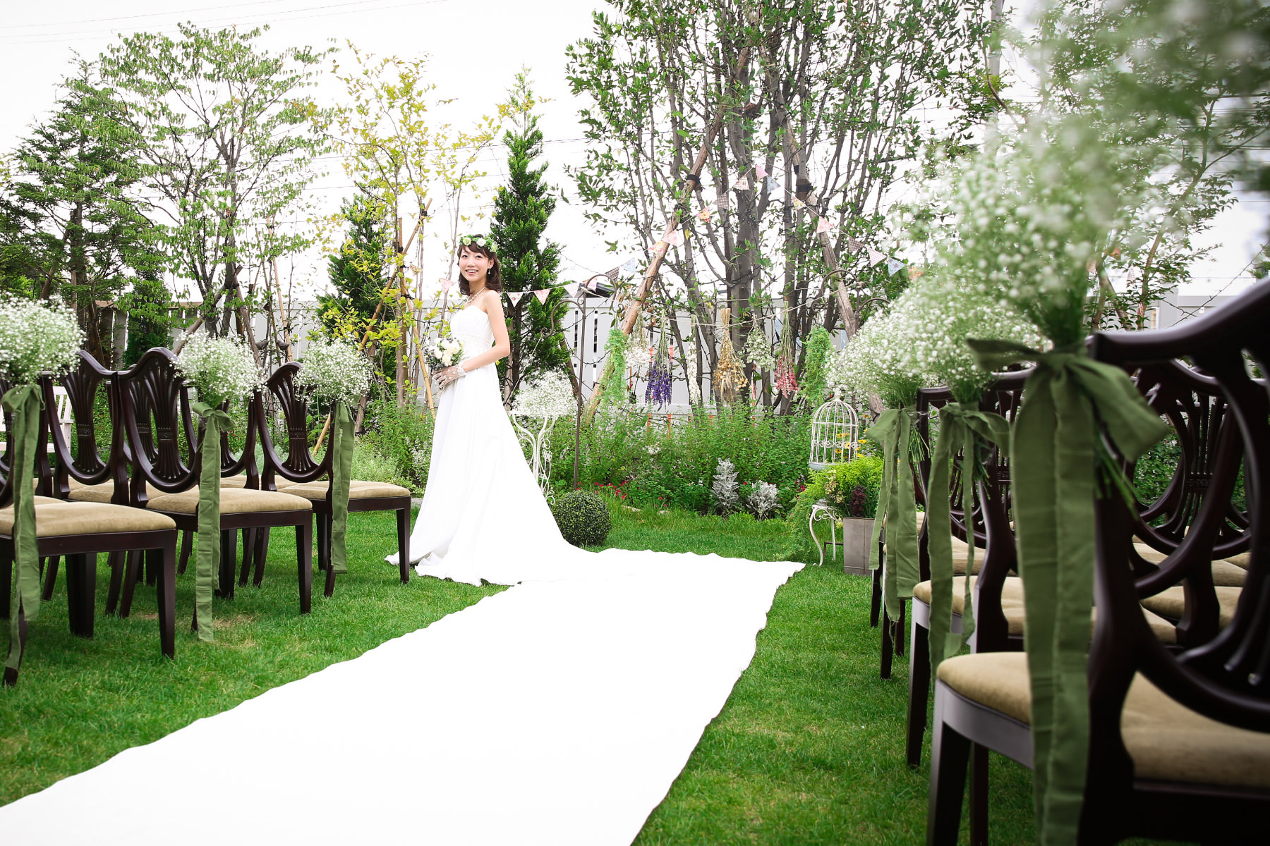 ガーデンに立つ新婦